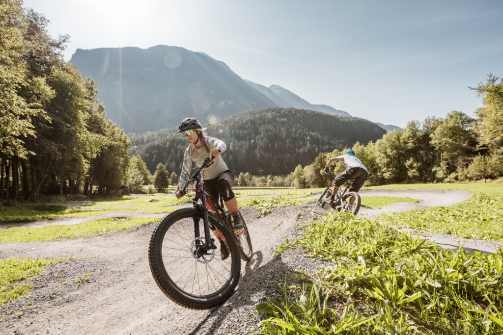 Man fährt mit einem E-Bike