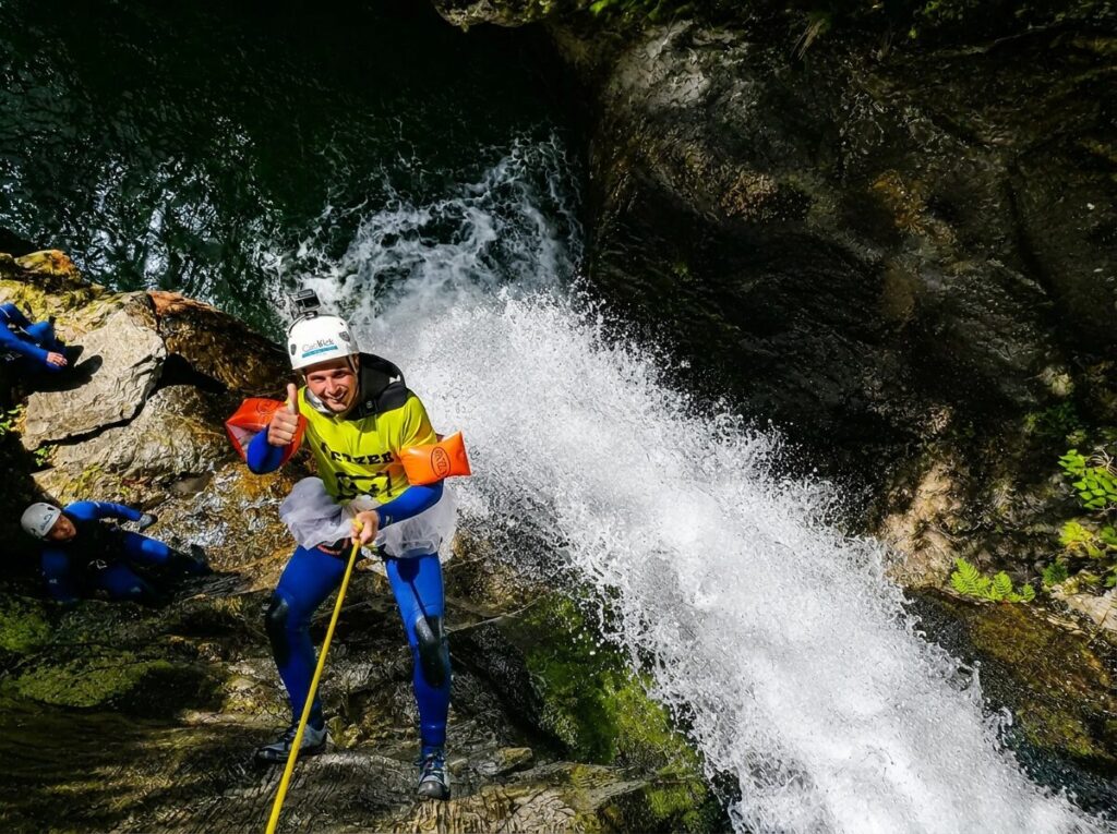 Abseilen beim Canyoning