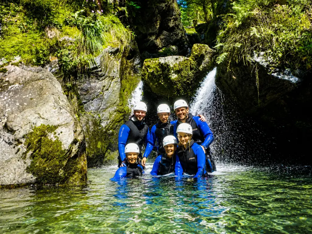 Gruppe im Wasser beim Canyoning