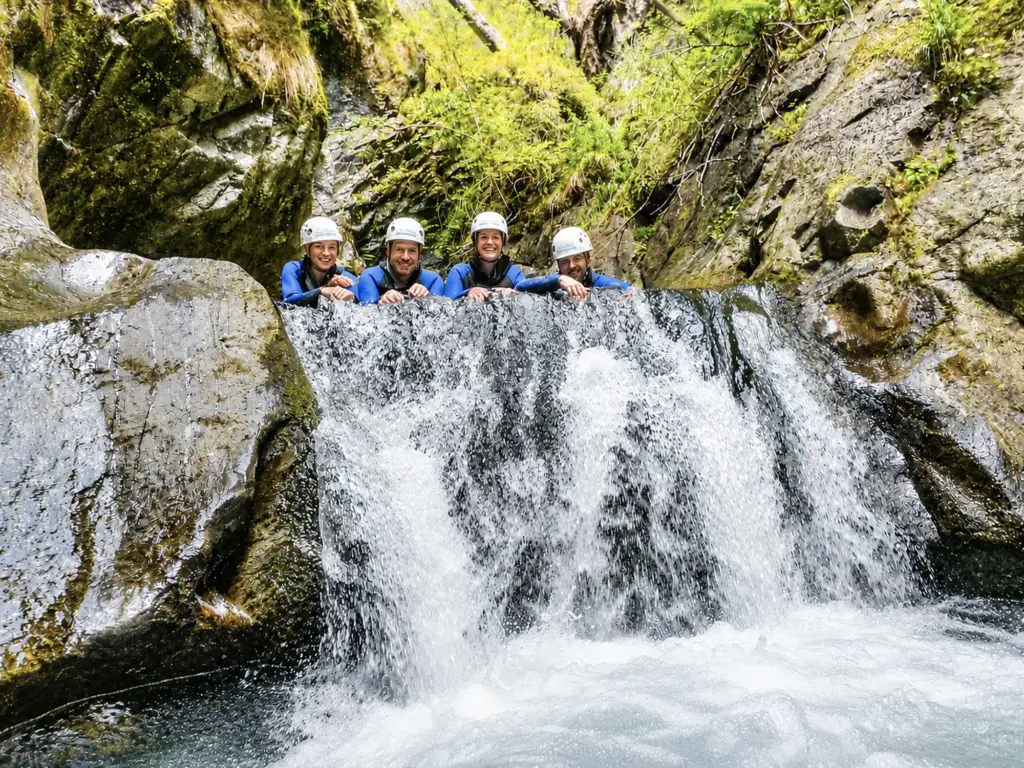 Menschen schauen bei der Schnuppertour vom Wasserfall