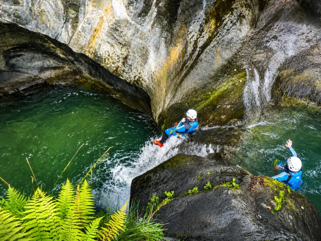Sprung ins Wasser beim Canyoning