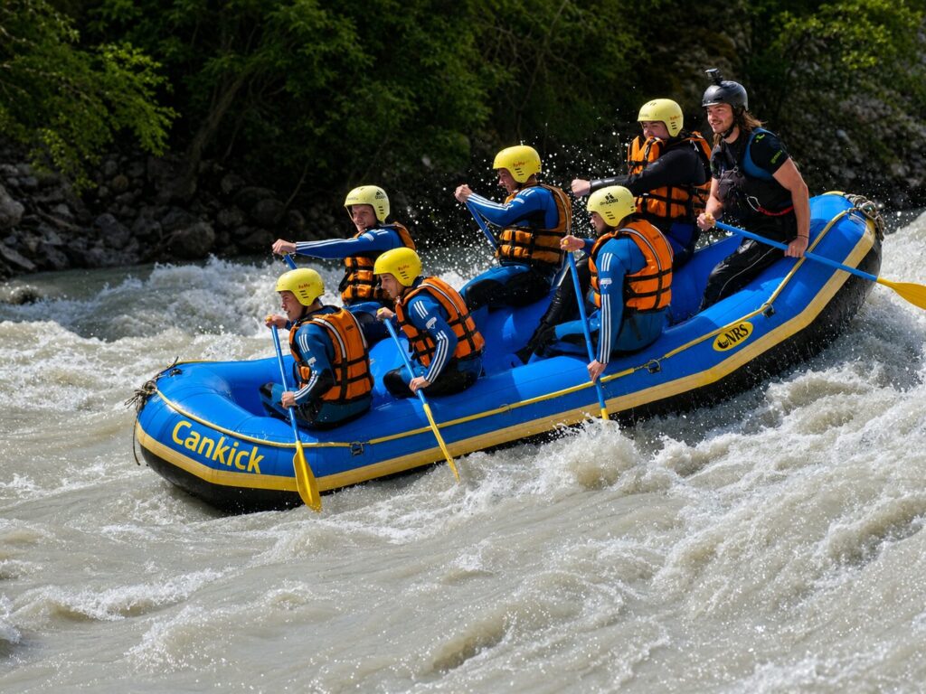 Rafting im schnellen Wasser