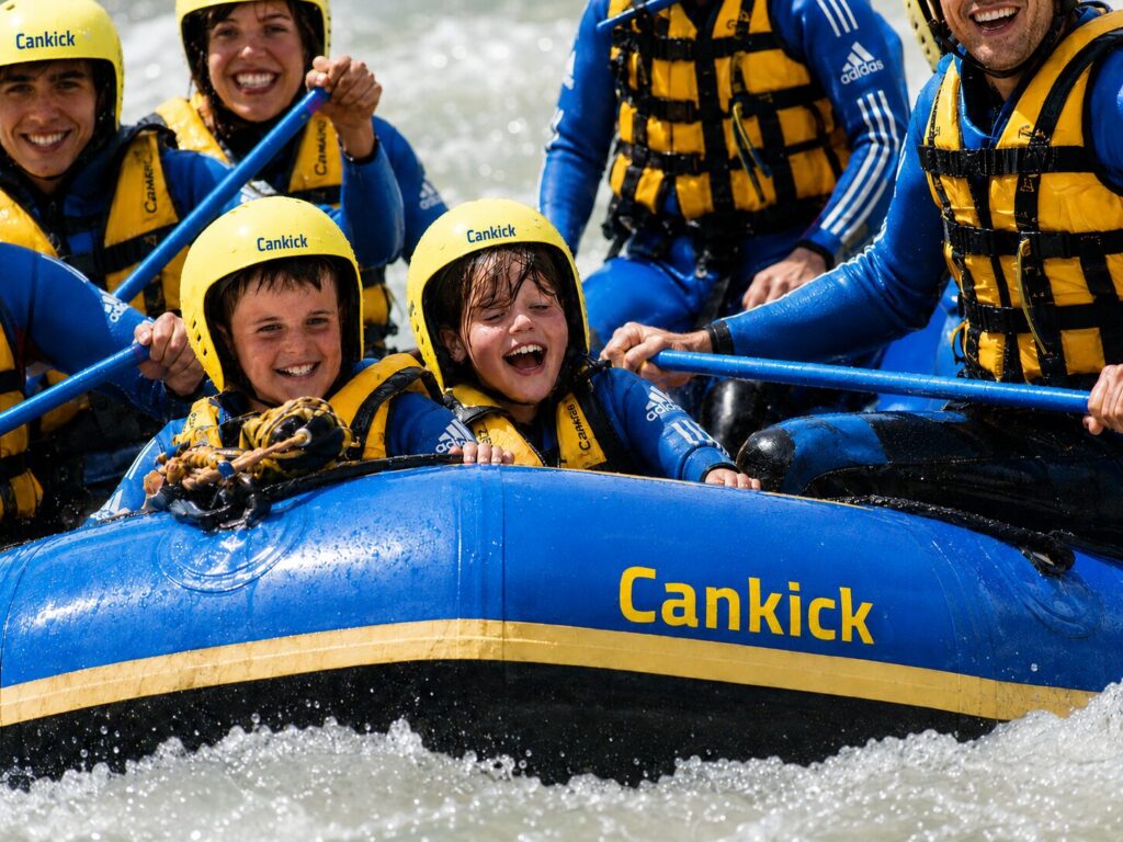 Kinder und Familie beim Rafting