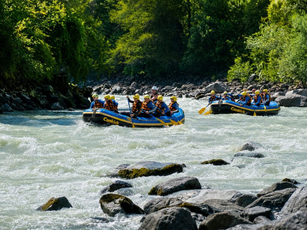 Zwei Boote beim Rafting hintereinander